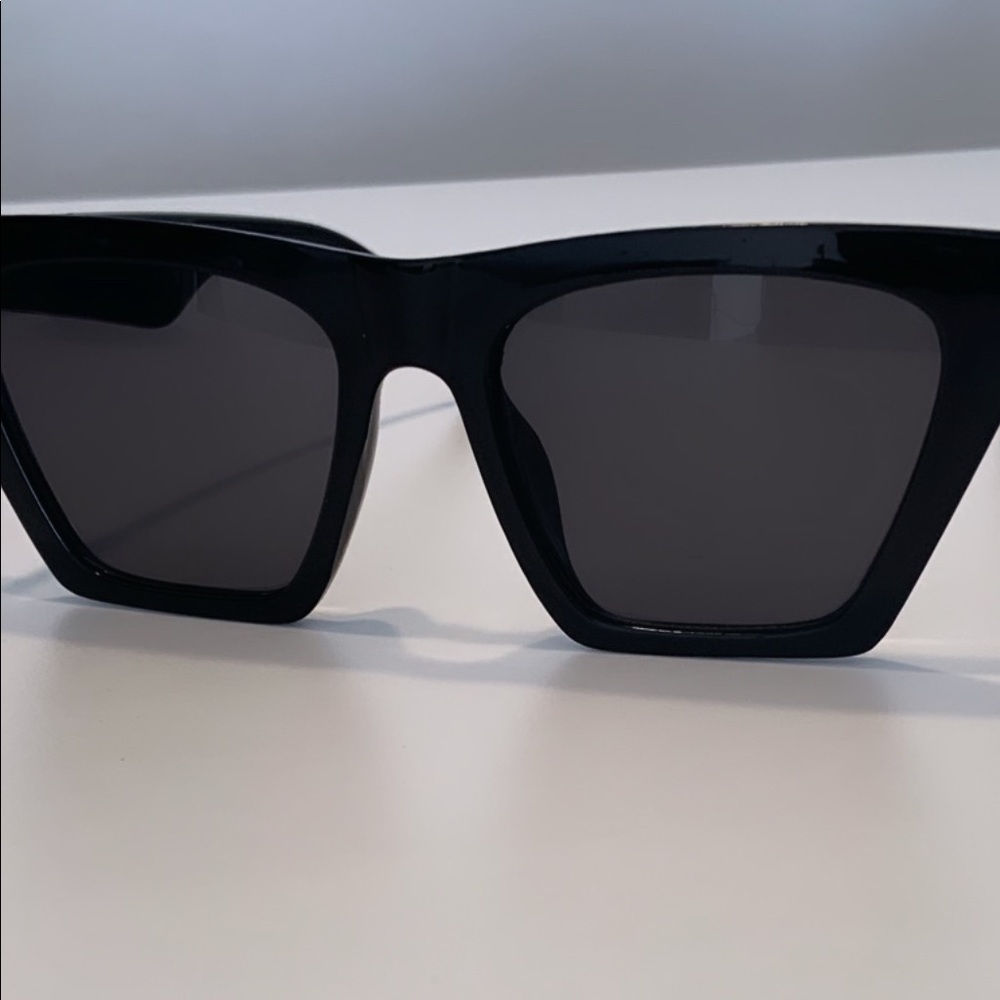 Large black frames sunglasses - Picture 3 of 4